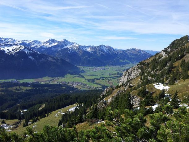 Wandern mit Blick ins Tannheimer Tal