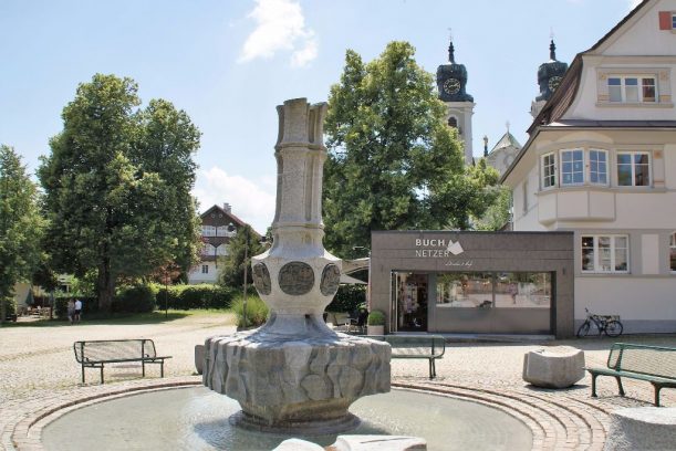 Der Brunnen auf dem Stadtplatz illustriert die wichtigsten historischen Ereignisse der Stadtgeschichte Lindenbergs., © Allgäu GmbH