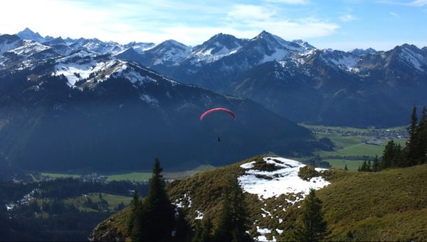 Fallschirmspringer fliegt ins Tannheimer Tal