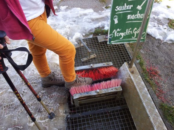 Berghütten in den Allgäuer Alpen - vor dem Einkehren Schuhe putzen