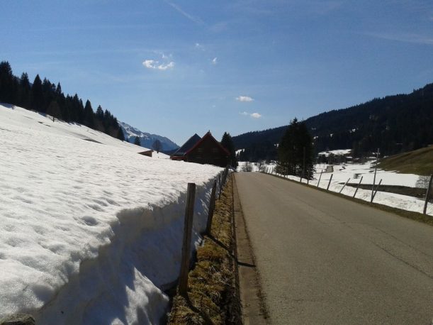 Mountainbiken im Frühling mit Blick auf die Alpe Schattwald