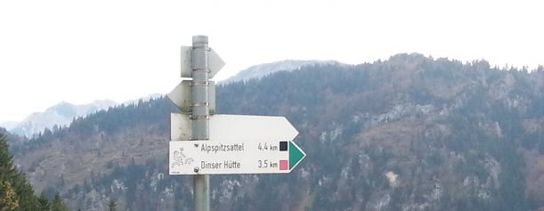 Wegweiser zur Dinserhütte und Alpspitzsattel auf dem Wanderweg