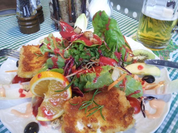 Salat mit gebackenem Schafskäse und Rosmarin-Honig-Sauce