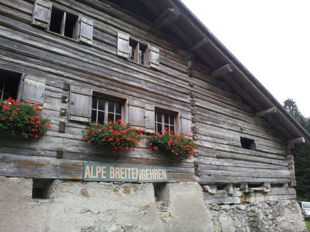 Denkmalgeschützte Alpe, das Gebäude ist einzigartig im Allgäu, wie die Walser Sennhüten: in der Mitte die Stube, links und rechts der Stall.