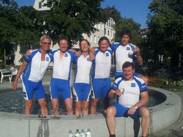 Nach fast 500 km und 5 Tagen auf dem Rad - die Abkühlung im Brunnen von Bad Wörishofen, ganz im Sinne von Sebastian Kneipp.