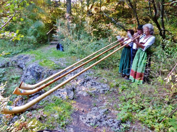 Alphornbläser am Erratischen Block