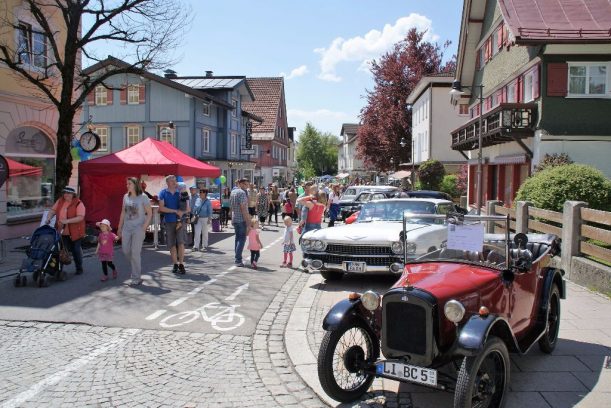 Frisch poliert glänzen die Oldtimer unter der Sonne Lindenbergs um die Wette., © Allgäu GmbH