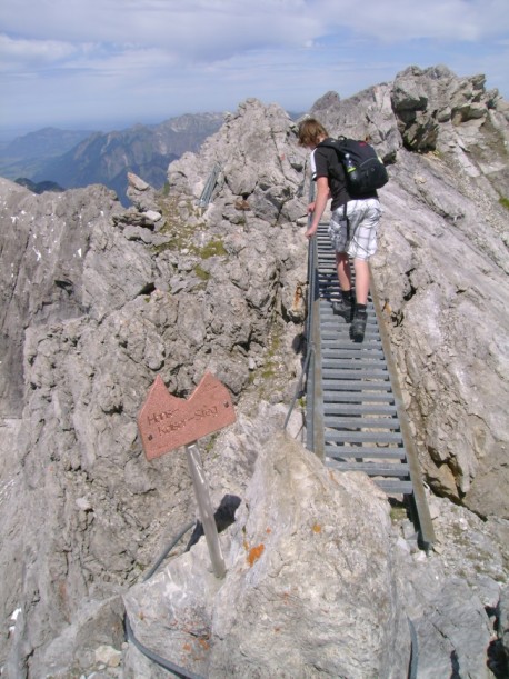 Riskanter Trail auf dem Berg