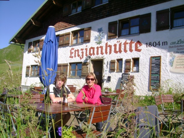 An den Almen der Allgäuer Alpen laden Berghütten wie diese zum verweilen ein