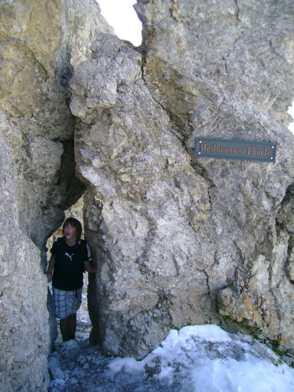 Pascal in der Felsspalte eines Berges