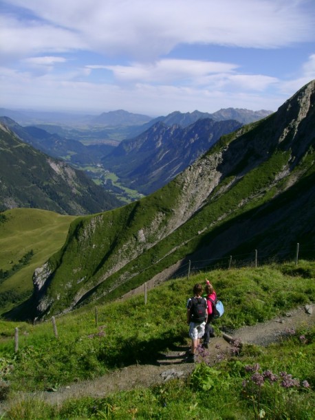 Herrlicher Blick über die Almen und Berge der Alpen