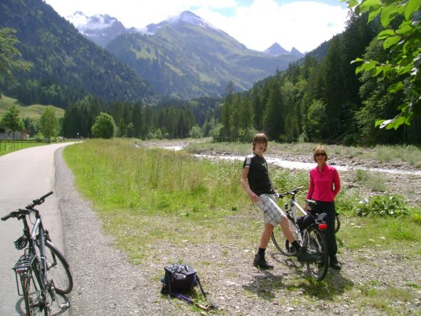 Radfahren entlang der Stillach zum Einödsbach in den Allgäuer Alpen