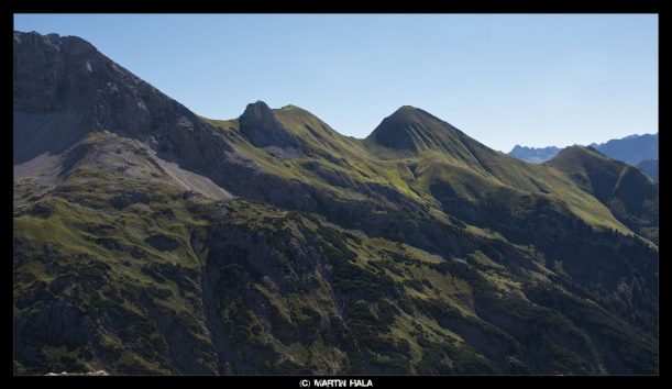 Grün gefärbte Berglandschaft der Allgäuer Alpen