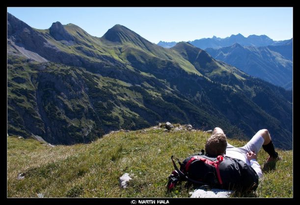 Pause am Himmelecksattel mit Blick auf die Allgäuer Alpen