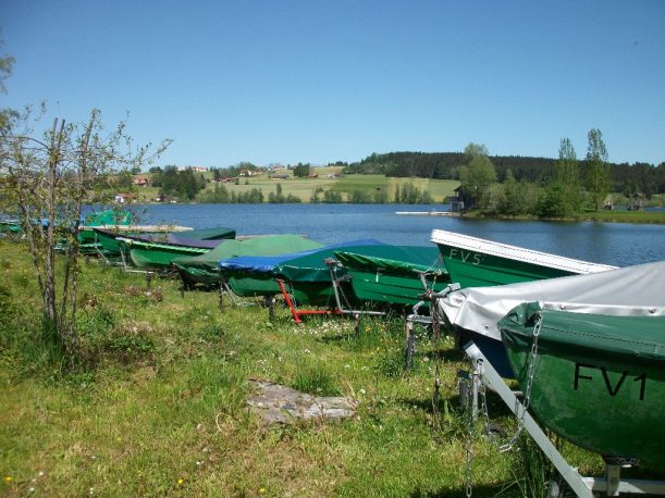 Boote am Ufer des Rottachsees