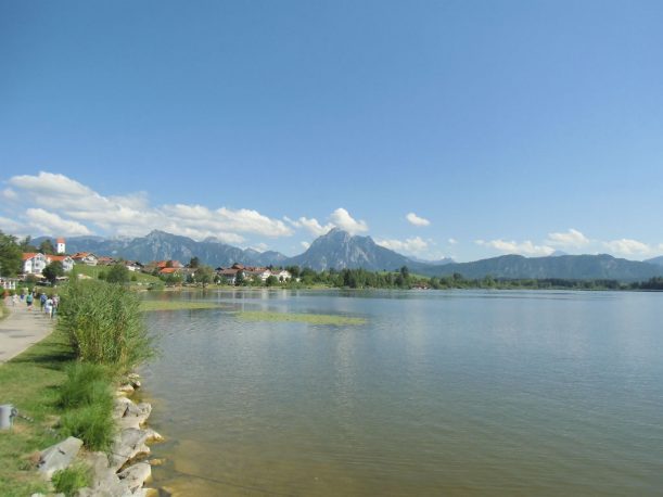 Ausblick von der Kneippinsel in Hopfen auf die Ammergauer Alpen