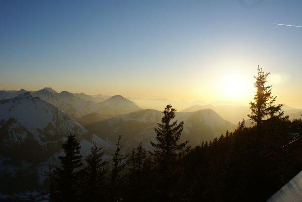 Blick ins Tal der Allgäuer Alpen bei Sonnenuntergang