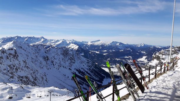 Blick vom Nebelhorn Gipfelrestaurant hinab ins Tal