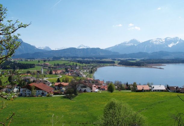 Blick auf das Bio- und Wellnesshotel Eggensberger in Hopfen am See bei Füssen