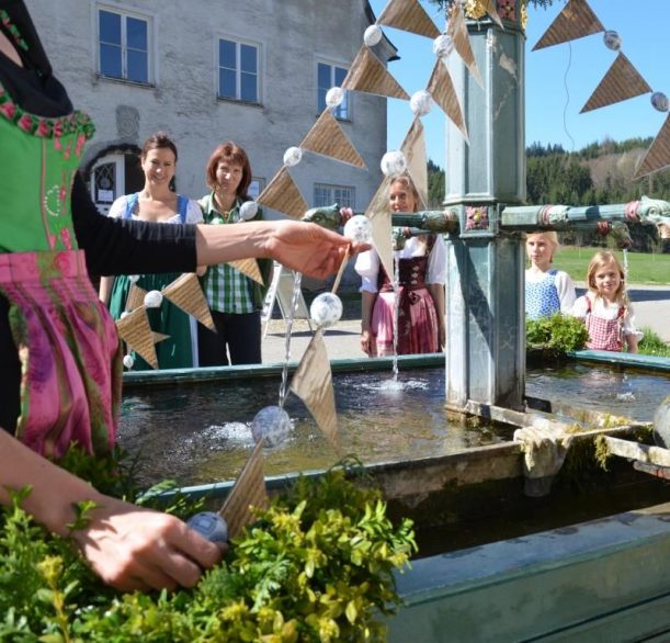 Alle Mädels waren dabei. Jetzt ist der Brunnen fertig gechmückt