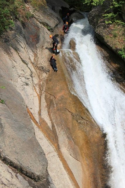 abseilen beim canyoning in den allgäuer alpen starzlachklamm