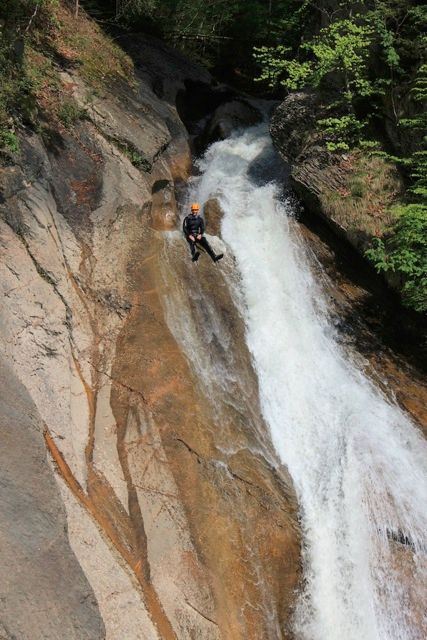 abseilen beim canyoning in den allgäuer alpen starzlachklamm