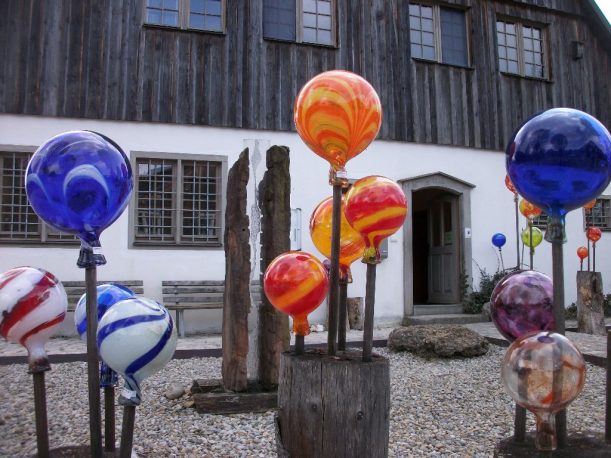 Glasballons schmücken Schmidsfelden - das Glasmacherdorf im Allgäu