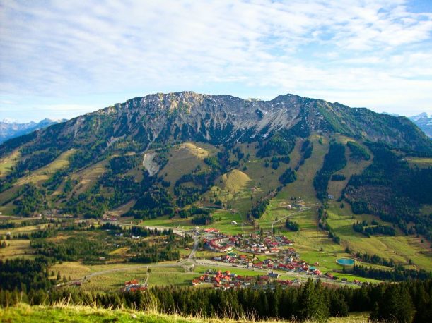 Ausblick vom Ornach auf Oberjoch mit dem Iseler und der Iselerbahn