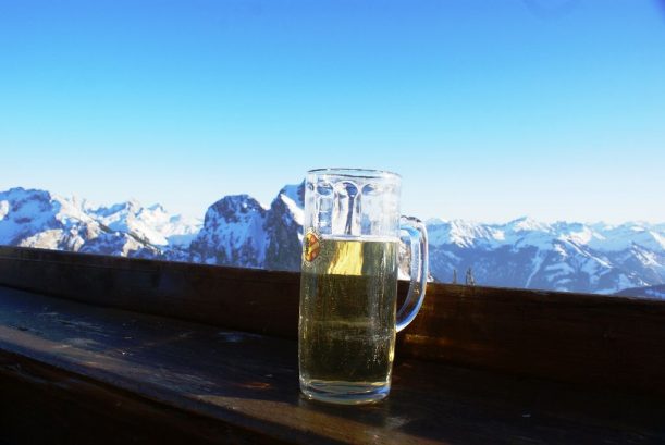 Radler trinken in den Allgäuer Alpen nach dem Aufstieg