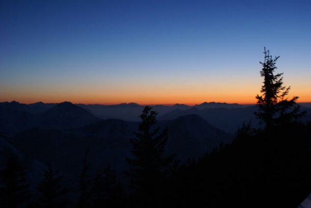Blick ins Tal der Allgäuer Alpen bei Sonnenuntergang