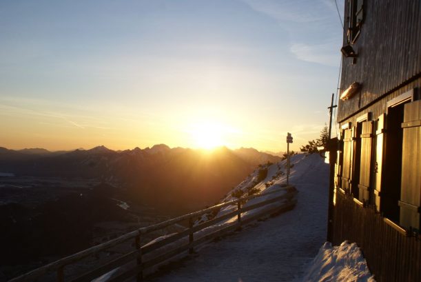 Abfahrt auf der Rodelbahn bei Sonnenaufgang in den Allgäuer Alpen 