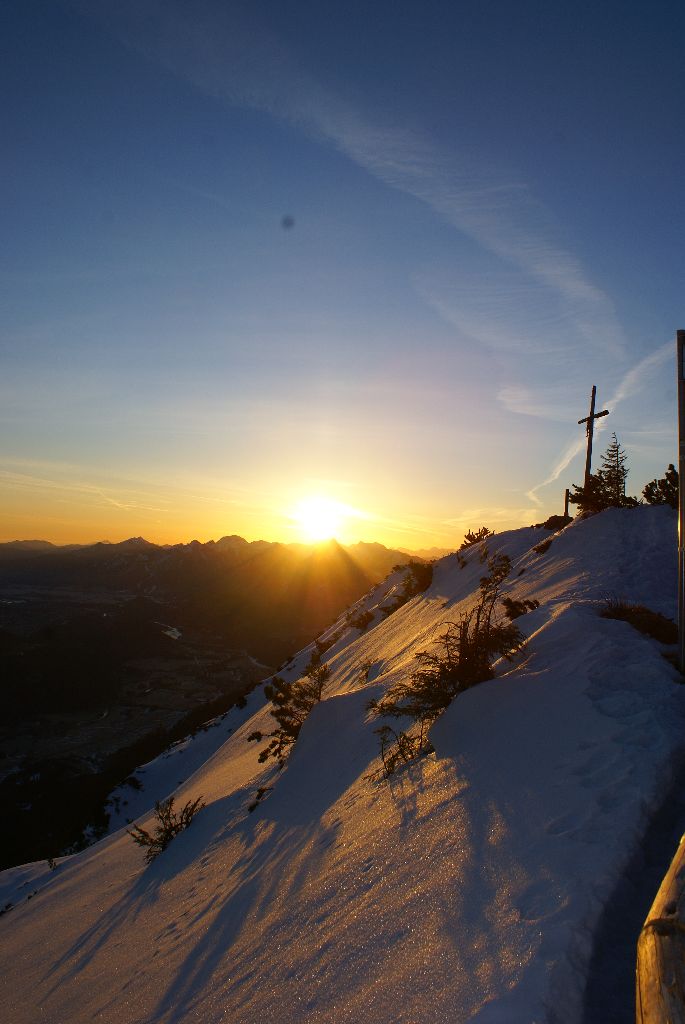 Abfahrt auf der Rodelbahn bei Sonnenaufgang in den Allgäuer Alpen 