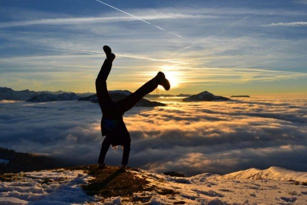Handstand auf dem Gipfel in den Allgäuer Alpen