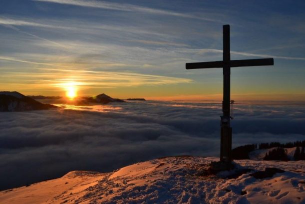 Gipfelkreuz Allgäuer Alpen beim Wandern im Winter