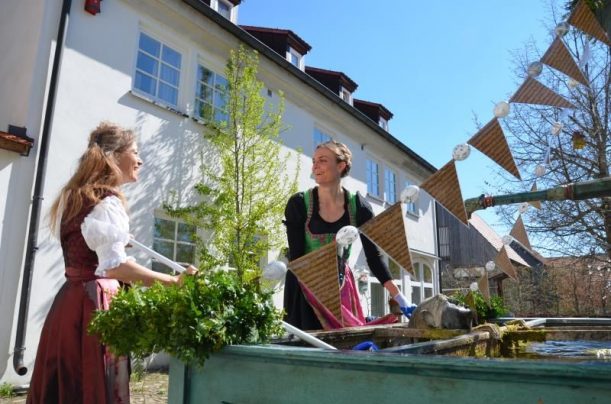 Mit Spass am Brunnen vor der Remise 