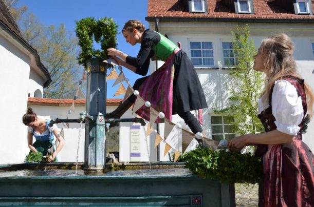 Der Osterbrunnen im Glasmacherdorf wird geschmückt.