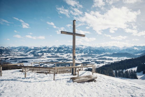 Gipfelkreuz des Ofterschwanger Horns im Winter