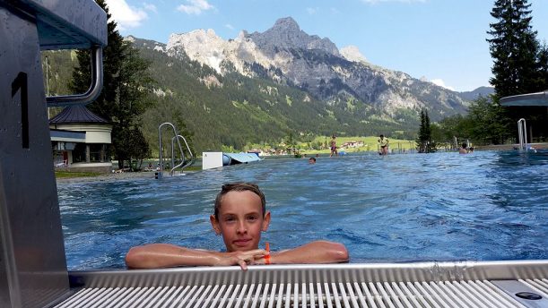 Freibad mit Berg-Ausblick