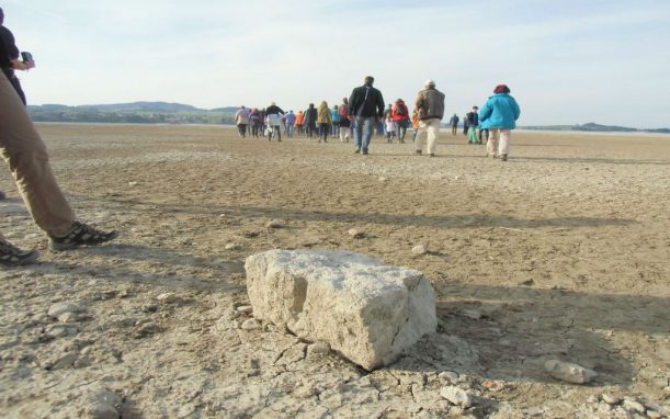 Grundstein eines alten Stadels mitten im ausgelassenen See