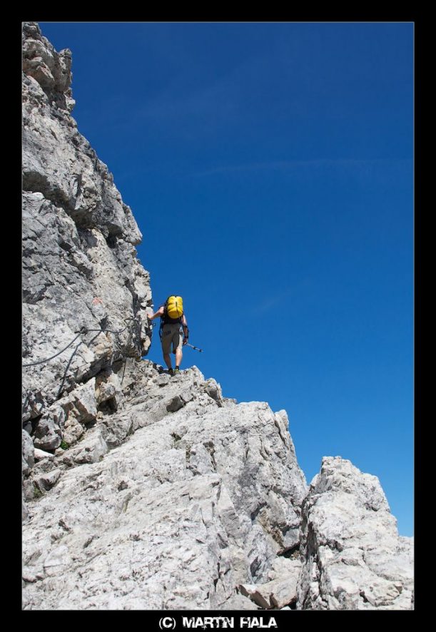 Schmale Pfade führen an Felsen der Allgäuer Alpen vorbei