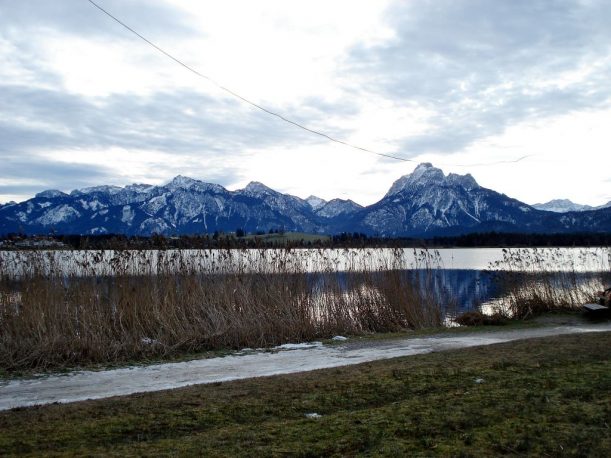 Rundweg um den Hopfensee mit Blick auf Tegelberg und Säuling