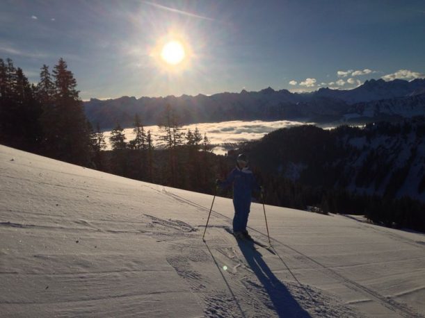 Skifahren bei herrlichem Sonnenschein in den Allgäuer Alpen