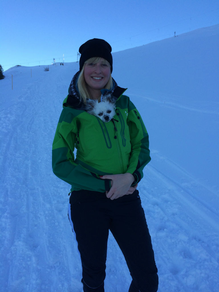 Aline mit Tila im Winter an den Allgäuer Alpen