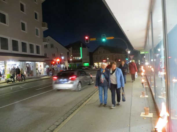 Die Raukreuzung im hellen Schein der schimmernden Schaufenster. (Foto: Christoph Thoma)