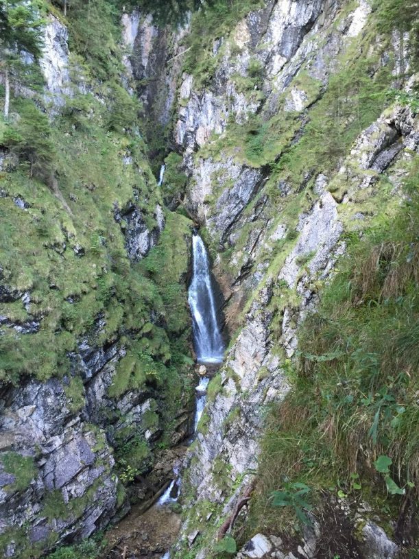 wilder Naturwasserfall in der Klamm