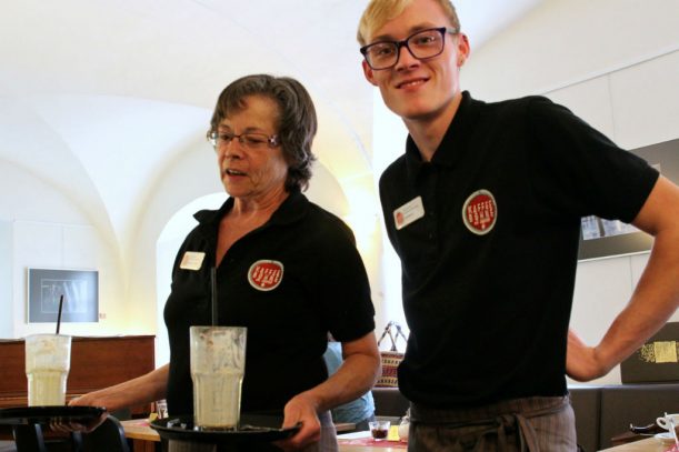 Das Team der Kaffeebohne erklärt uns ihren Espresso