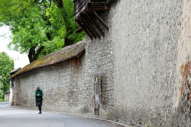 Begegnung an der Stadtmauer von Isny im Allgäu