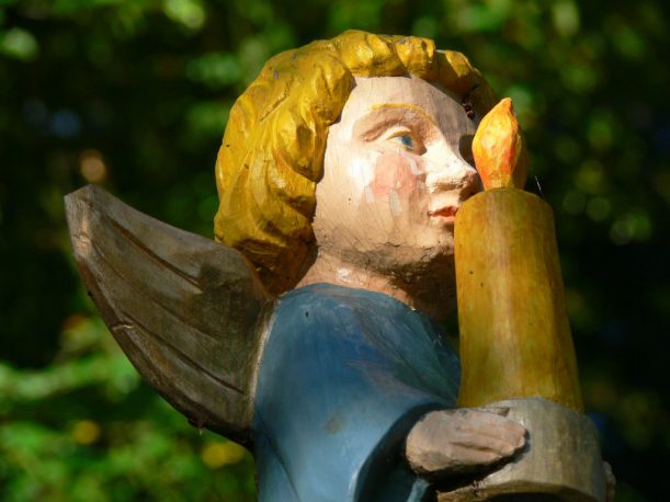 Die Kerze in der Hand: der geschnitzte Kindle-Engel. (Foto: Stadt Marktoberdorf)