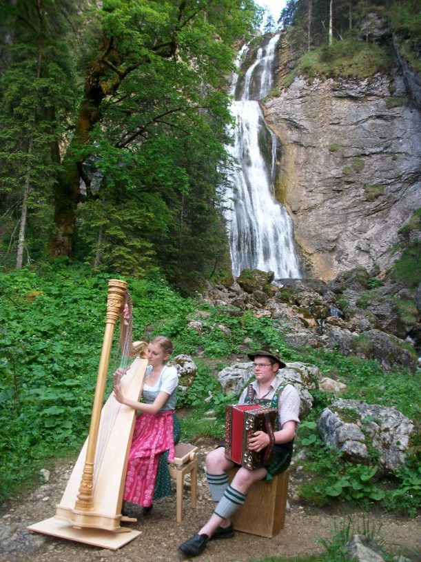 Zwei Musikanten am Wasserfall nahe Halblech