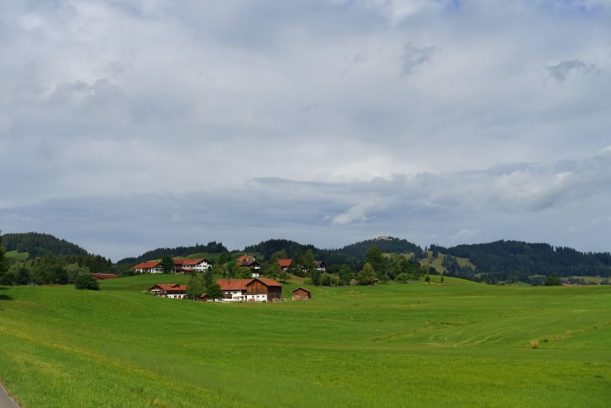 Blick zur Schlossbergalm und auf die Ruine Hohenfreyberg